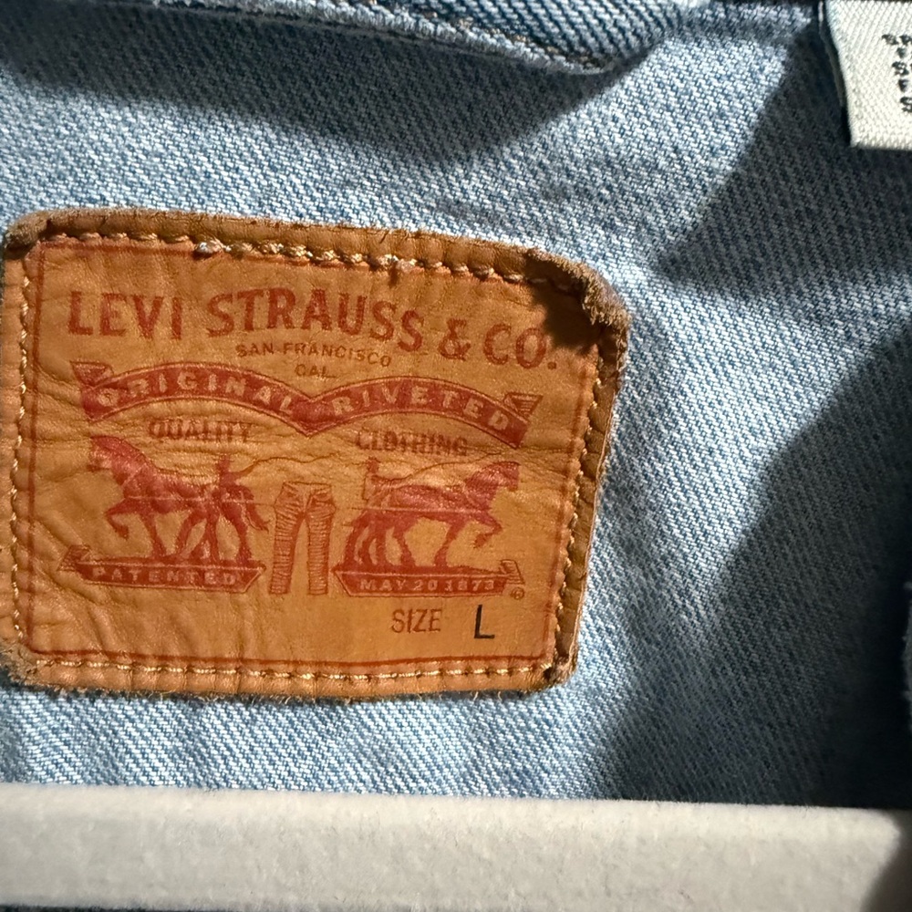Levi's Classic Light Blue Denim Jacket - Picture 2 of 5